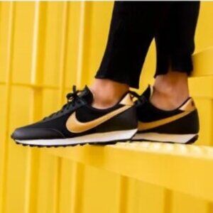 LIKE NEW - Nike Daybreak Black Metallic Gold (Women's)